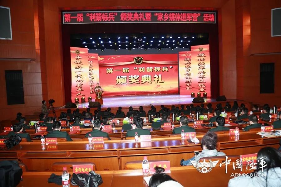 第83集团军某旅开展“家乡媒体进军营”活动,让标兵成为家乡的“明星”
