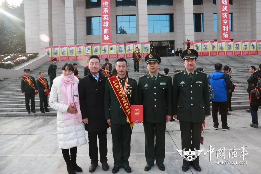 第83集团军某旅开展“家乡媒体进军营”活动,让标兵成为家乡的“明星”