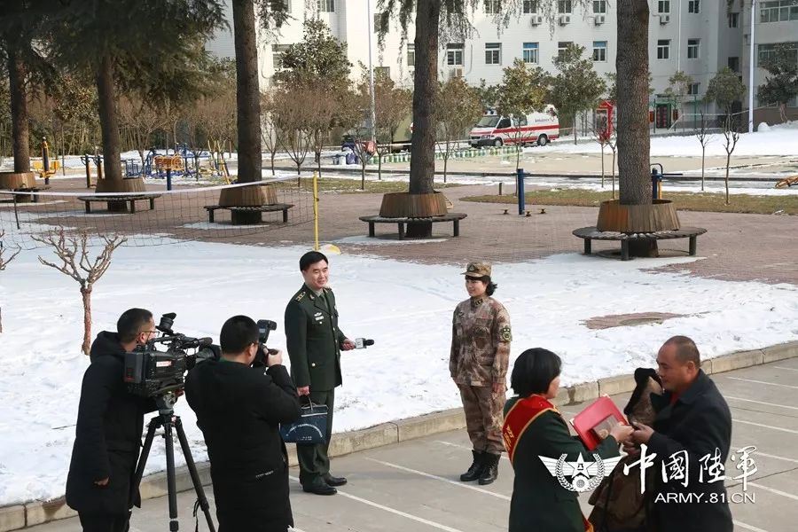 第83集团军某旅开展“家乡媒体进军营”活动,让标兵成为家乡的“明星”