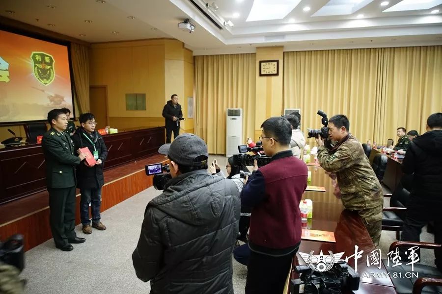 第83集团军某旅开展“家乡媒体进军营”活动,让标兵成为家乡的“明星”