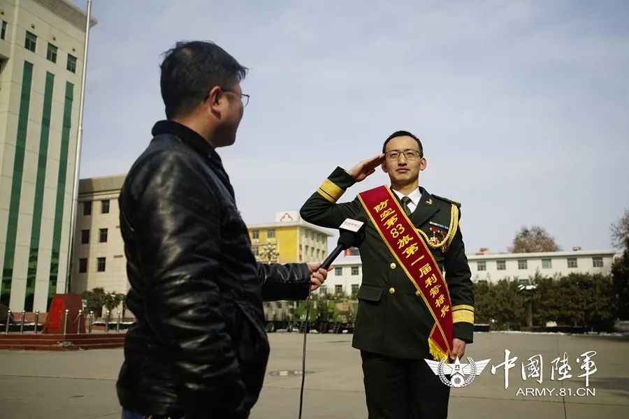 第83集团军某旅开展“家乡媒体进军营”活动,让标兵成为家乡的“明星”