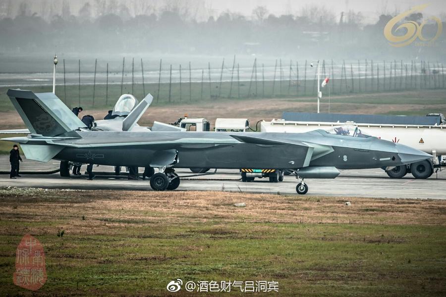 歼20新照片曝光割裂迷彩夺目