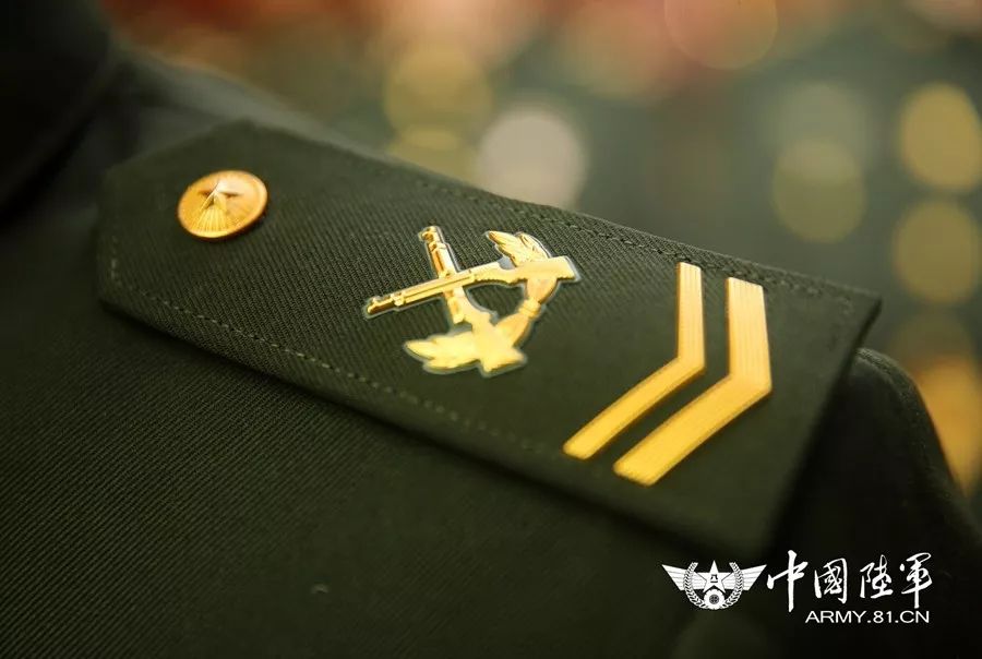 带上新肩章,担当新使命!这个旅选晋士官授衔仪式做得很走心