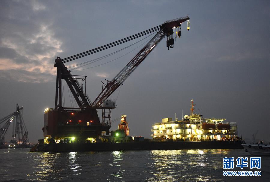 11月28日，救援船在现场救援。在11月27日发生的珠江口货船碰撞事故中失踪的12名船员已找到，截至28日记者发稿时，7名船员安全获救，其余5名船员正在被施救中。新华社记者 卢汉欣 摄