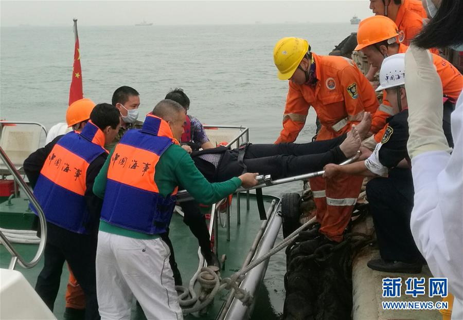 11月28日，遇险船员被救起。在11月27日发生的珠江口货船碰撞事故中失踪的12名船员已找到，截至28日记者发稿时，7名船员安全获救，其余5名船员正在被施救中。新华社记者 卢汉欣 摄