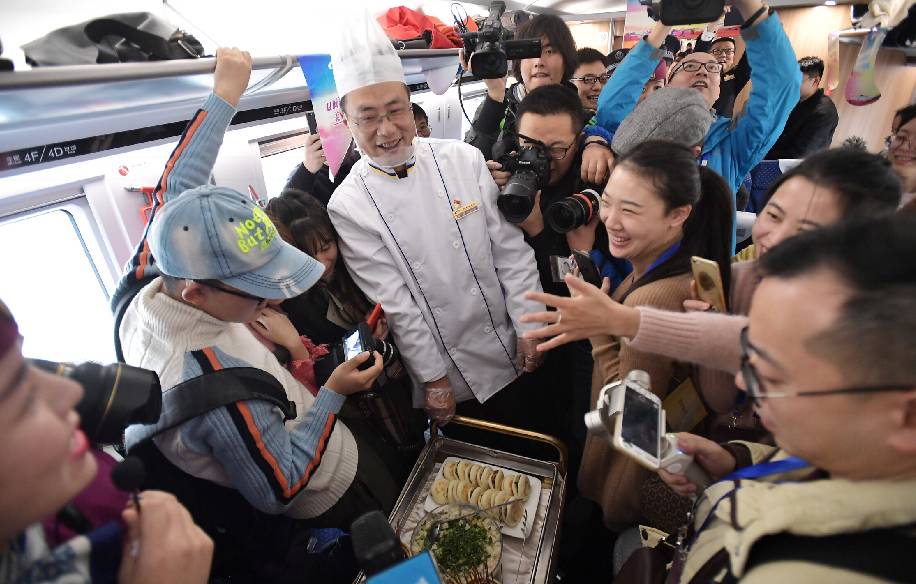 ▲ 12月6日，工作人员在成都东开往西安北的D4252次列车上进行美食品鉴活动。 图/新华社