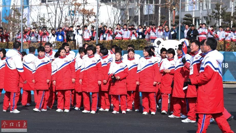 ▲2月8日，朝鲜体育代表团成员在升旗仪式现场准备观看朝鲜啦啦队表演节目。