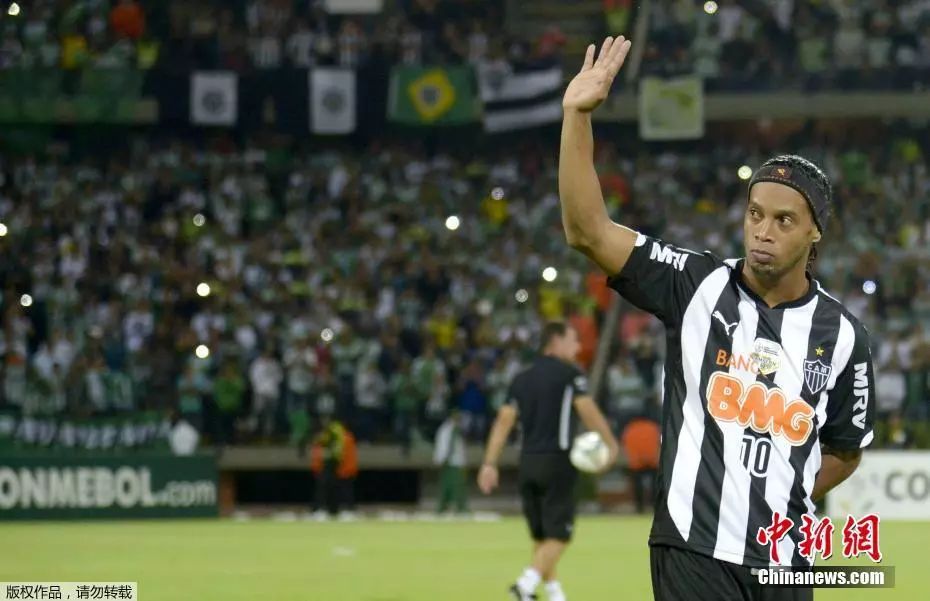 告别传奇!"足球魔术师"罗纳尔迪尼奥宣布退役|罗纳尔迪尼奥|足球|世界足球_新浪新闻