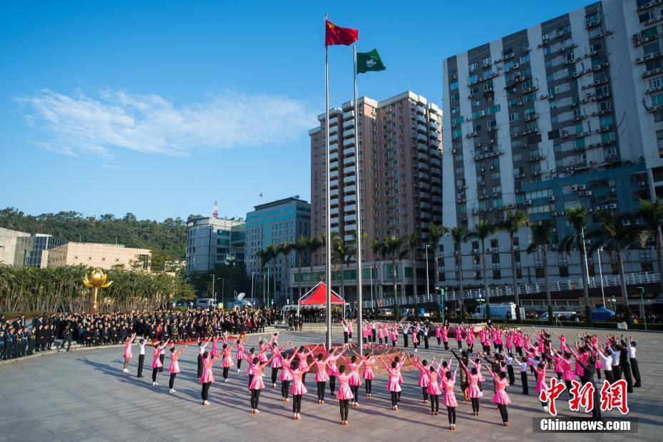 澳门特区政府举行升旗仪式庆祝澳门回归18周年