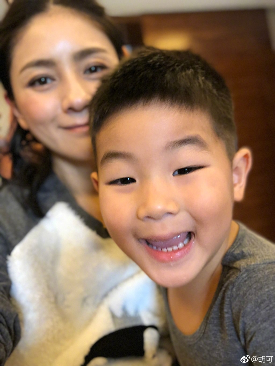 胡可化妆时儿子乱入抢镜 小鱼儿抿嘴卖萌超可爱