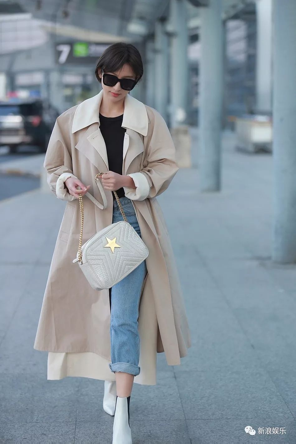 天冷怎么办？贵圈明星告诉你今年流行穿两件大衣出门