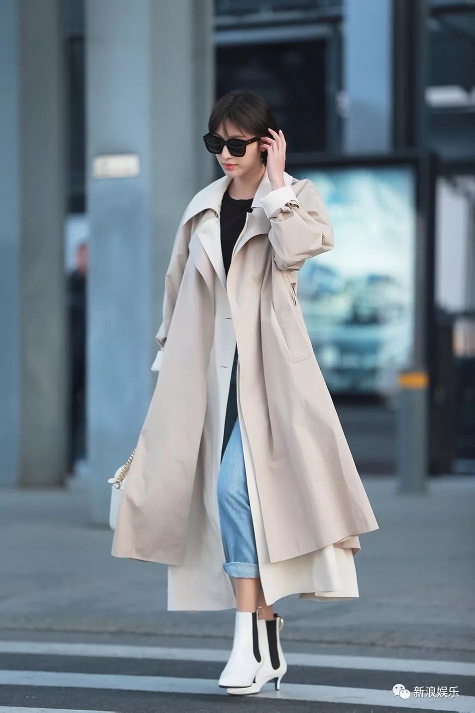 天冷怎么办？贵圈明星告诉你今年流行穿两件大衣出门