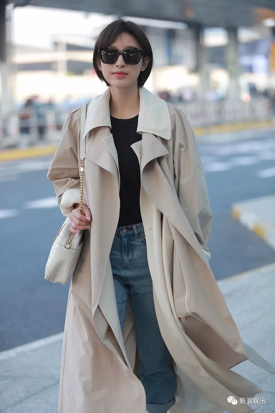 天冷怎么办？贵圈明星告诉你今年流行穿两件大衣出门
