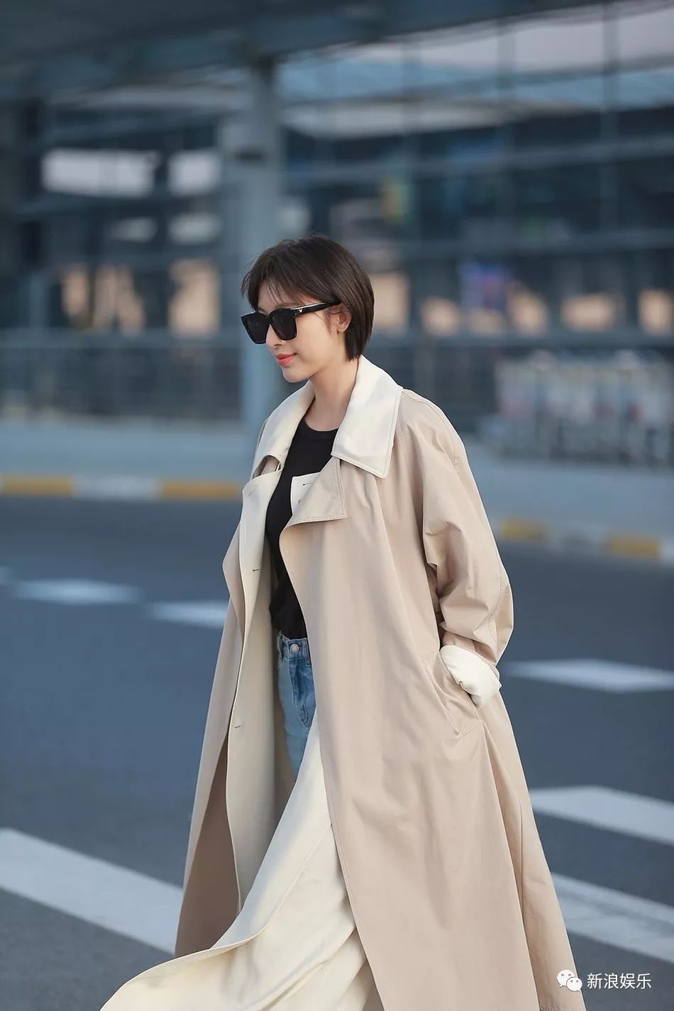 天冷怎么办？贵圈明星告诉你今年流行穿两件大衣出门