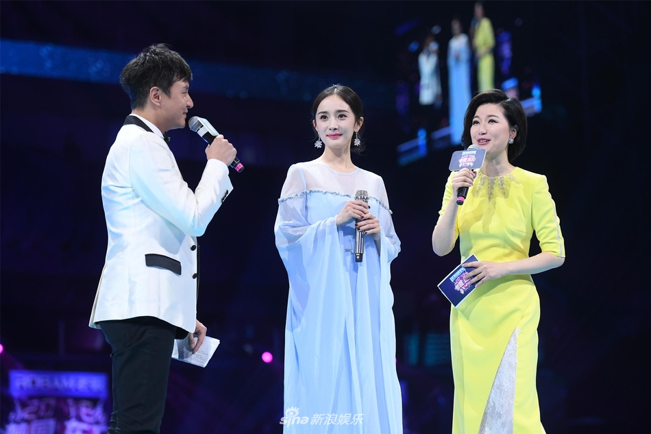 杨幂蓝色长裙飘逸似白浅 与张杰合作大秀书法
