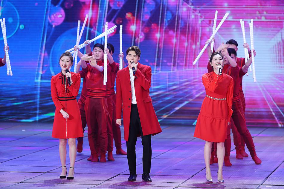 央视春晚李易峰景甜江疏影同台 一身红装超喜