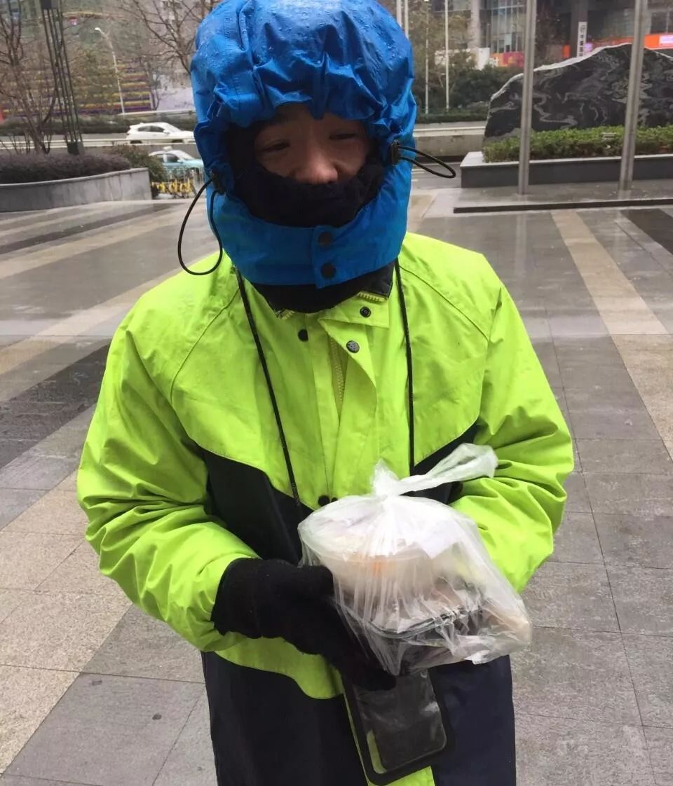 雪天点外卖备注不用送货,骑手接单后惊呆了…