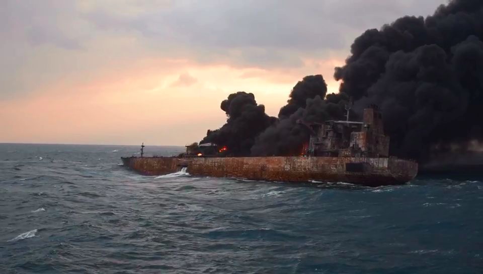 “桑吉”轮仍在燃烧  存在爆炸、沉没等危险