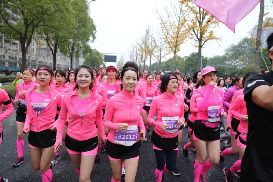 玫琳凯怡日健2017杭州国际女子马拉松鸣枪开
