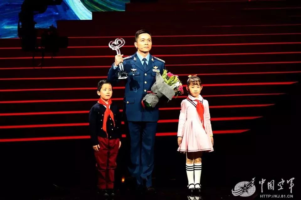 荐读 | 他当选 感动中国 2017年度人物,曾驾驭 战