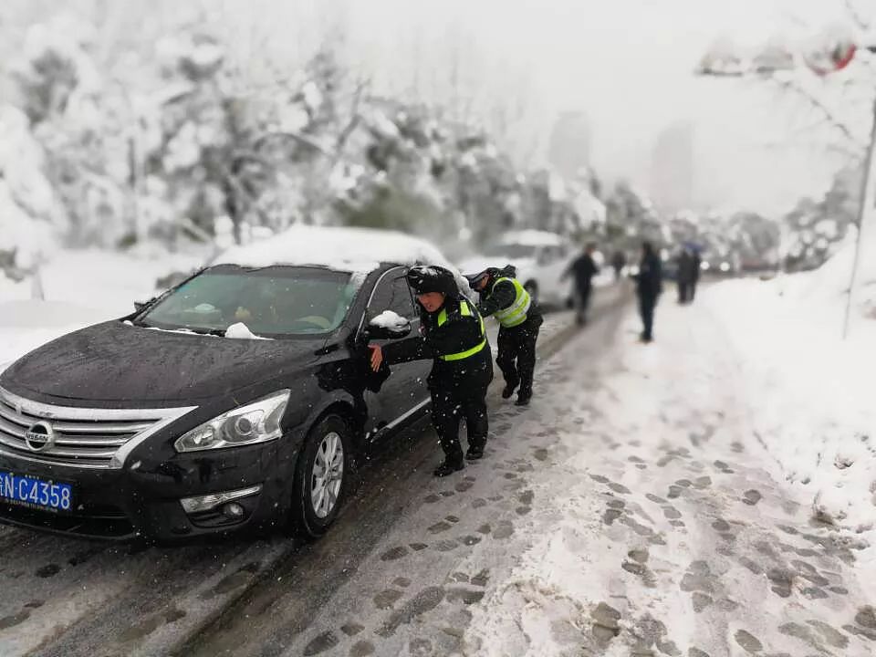 △安徽六安:民警雪中推车保畅