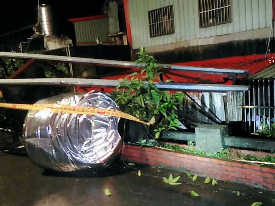 台湾一户民宅附近疑因地震造成路边搭建的两吨重的水塔倒塌