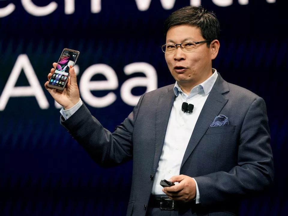 ▲华为消费者事业部CEO余承东手持华为Mate 10 Pro。(路透社)