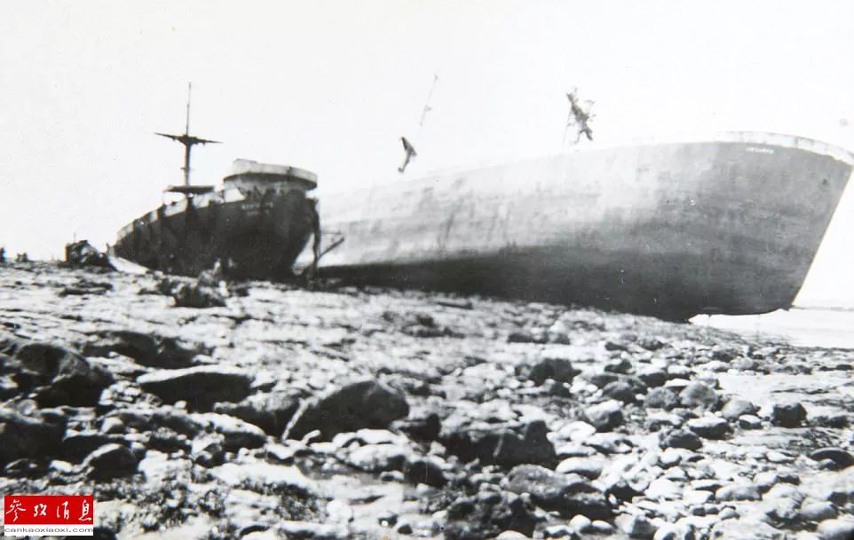 ▲资料图片：1940年，一艘在敦刻尔克海岸搁浅的英国货船。（英国《每日邮报》）