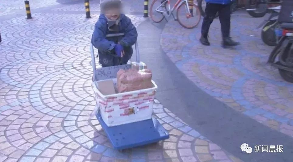 【心酸】6岁男孩寒冬送快递: 不辛苦我愿意! 背