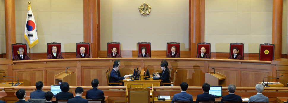 3月10日,韩国宪法法院代理院长李贞美宣布弹劾朴槿惠