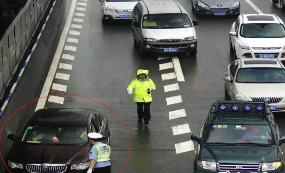 国外恶搞把车窗砸碎视频,国外恶搞把车窗砸碎视频大全
