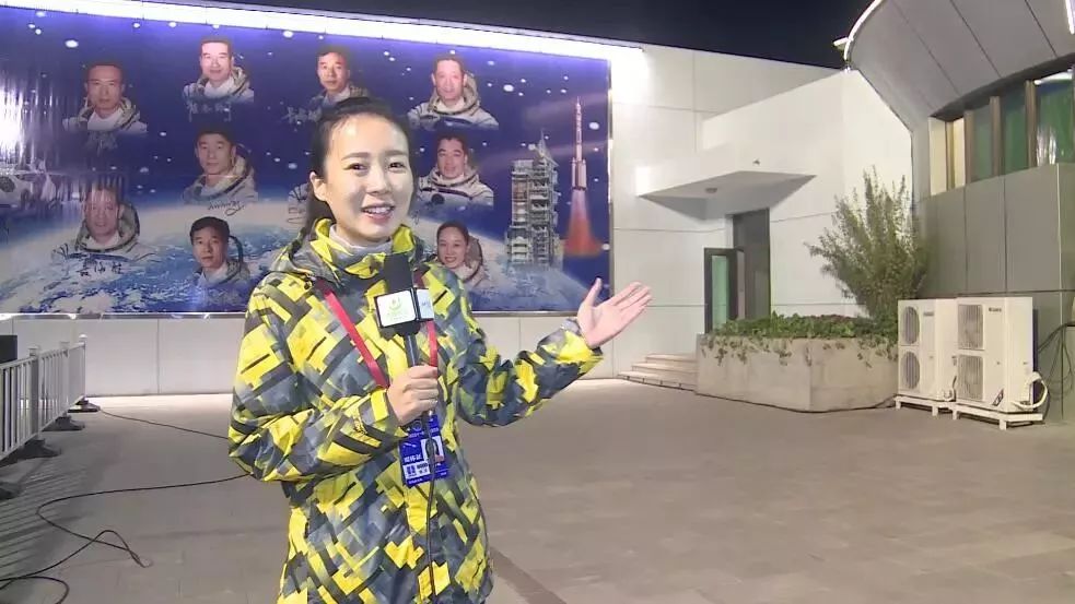 美女记者李小琳笑谈“军事记者经历风霜雨雪的标配”