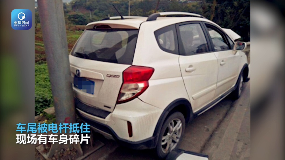 护栏插毁车头车尾被卡电杆 司机安然无恙|SUV