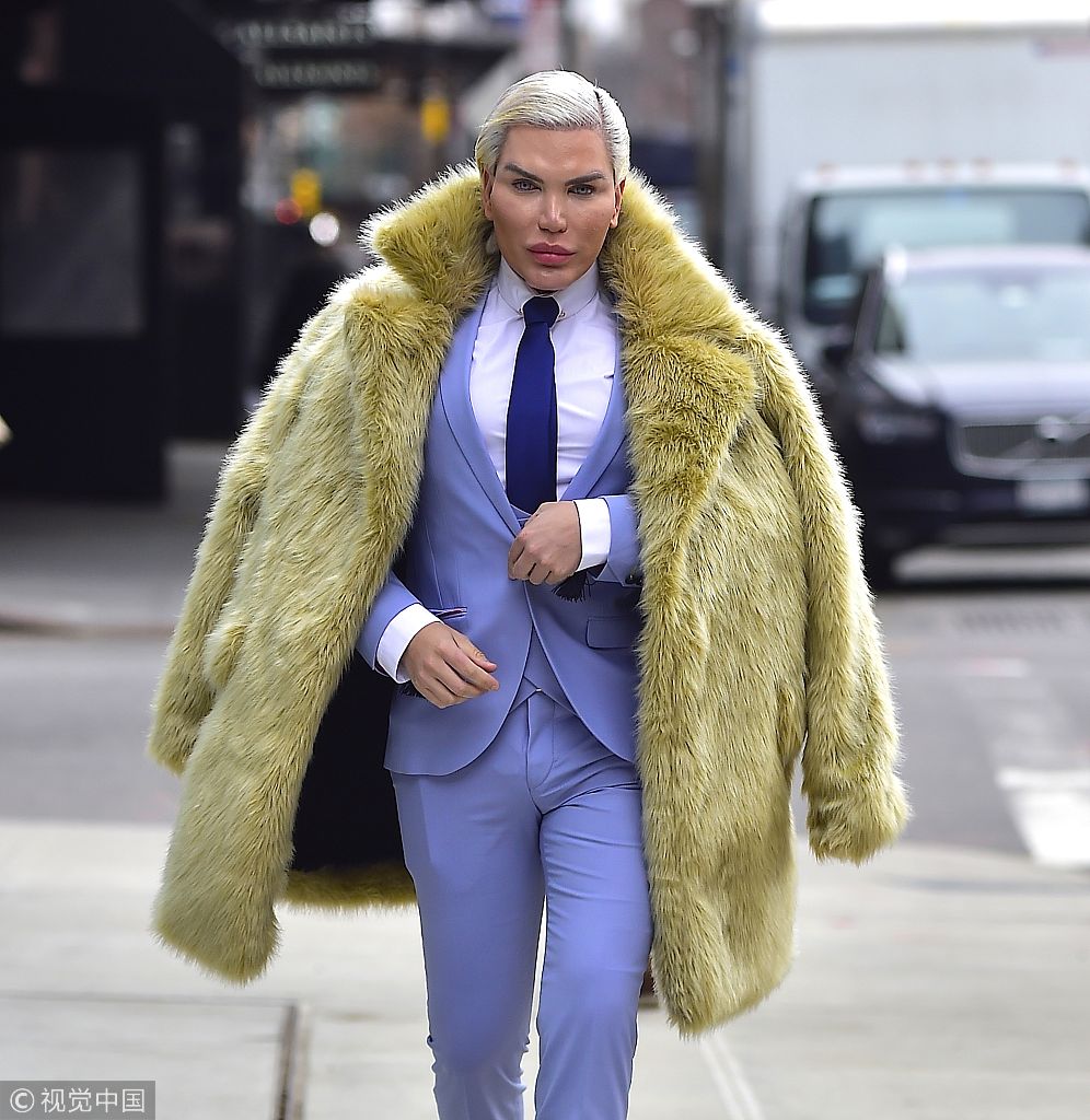 皮笑肉不笑!“肯娃娃”罗德里戈现整容后遗症 西装披皮草大衣霸气