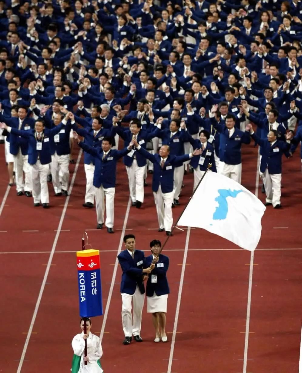 朝鲜和韩国体育代表团在2002年釜山亚运会上共同入场。新华社记者赵迎新摄