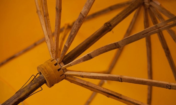 一把油布伞 一村老情怀