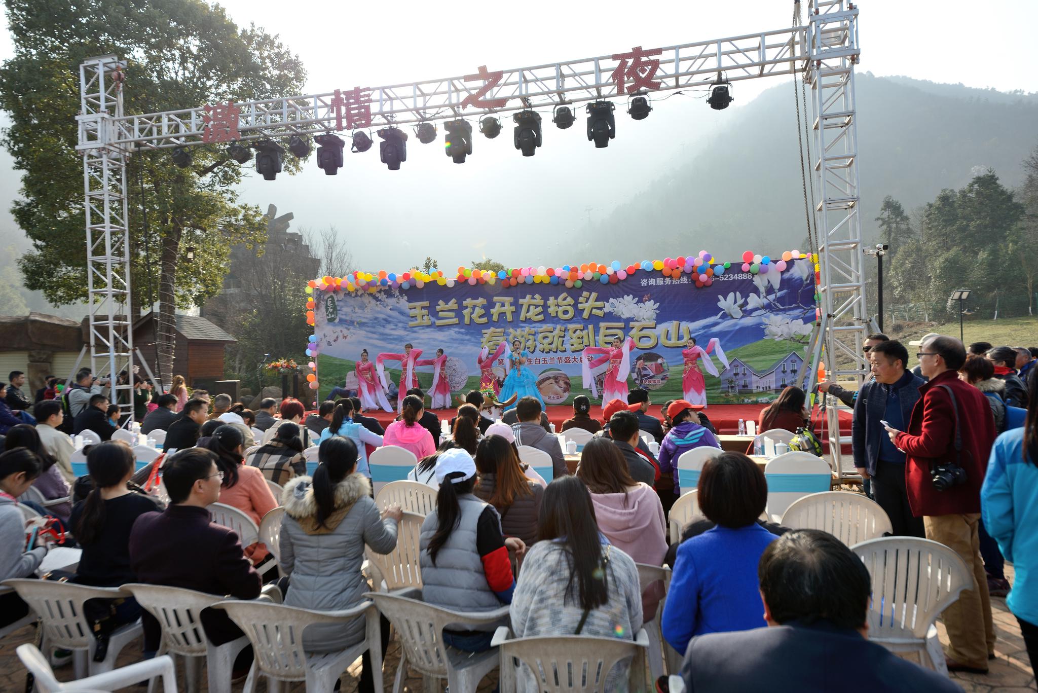 四方来客 游人如织