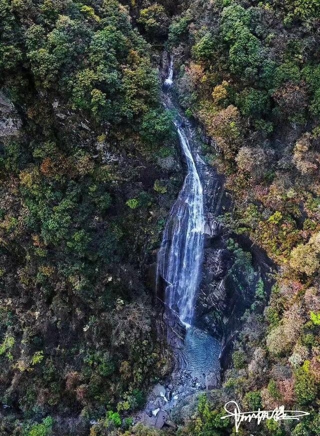 注入山中碧潭
