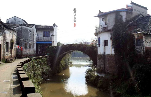 万安老街万安老街作为万安古镇形象和灵魂的代表,以久远的水街文化和