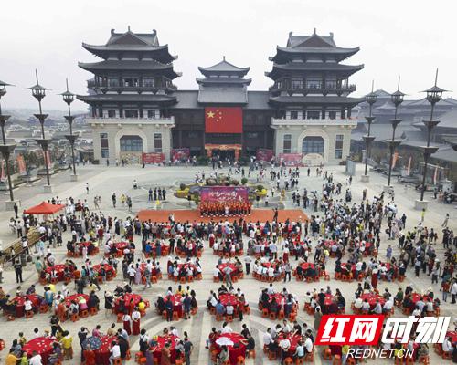 10月2日,新华联铜官窑古镇推出了“同吃一碗面,共祝祖国好”活动。