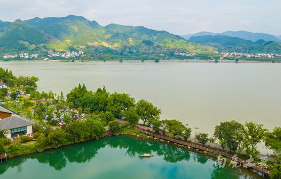 到江南<a href='http://travel.sina.com.cn/wenzhou_xiaosanxia-lvyou/?from=b-keyword' target='_blank'>小三峡</a>,十大传世名画《富春山居图》里,去避暑
