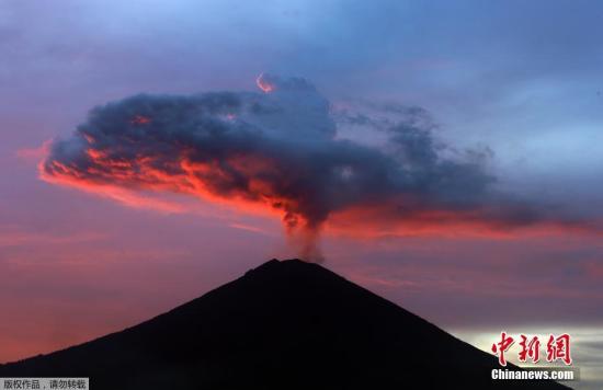 资料图：印度尼西亚巴厘岛，著名旅游胜地阿贡火山喷发。