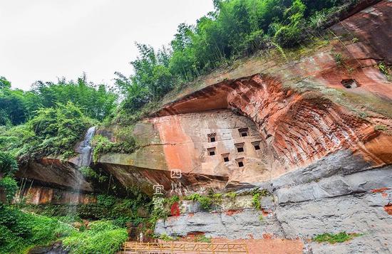 四川的大山里有个“清凉秘境” 峭壁上竟藏着7个神秘的石洞