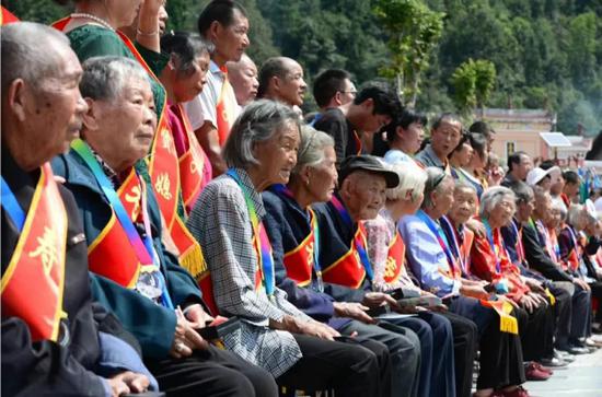 表彰长寿老人、孝子贤媳