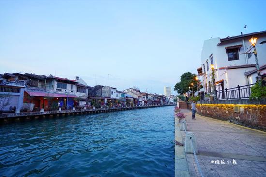 5天4晚,玩转<a href='http://travel.sina.com.cn/xinjiapo1-lvyou/?from=b-keyword' target='_blank'><em><em><em>新加坡</em></em></em></a><a href='http://travel.sina.com.cn/malaixiya-lvyou/?from=b-keyword' target='_blank'><em><em><em>马来西亚</em></em></em></a>最特色和经典