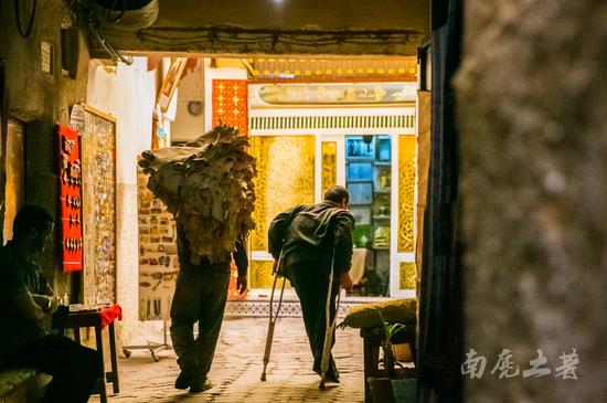 非洲这个城市这么臭,游人却每天排队参观
