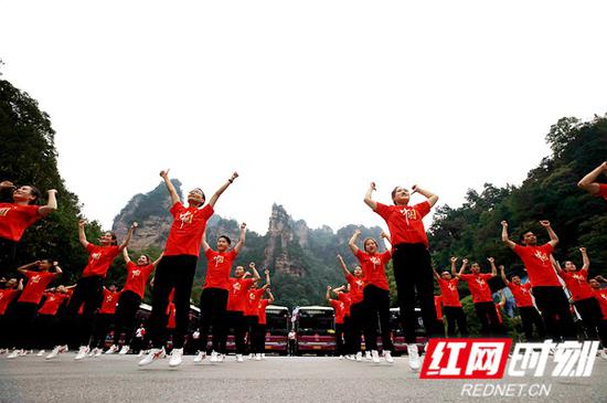 在旅游胜地湖南张家界市武陵源区,景区环保客运公司员工齐唱《我和我的祖国》