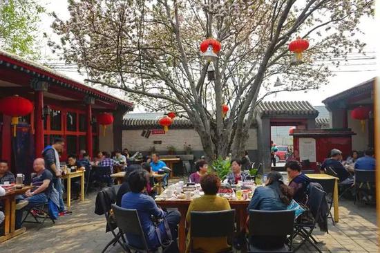 谁说好看不能当饭吃,<a href='http://travel-sina-com-cn.downloadrange.com/beijing-lvyou/?from=b-keyword' target='_blank'>北京</a>这些与花有关网红小店你去过哪个?