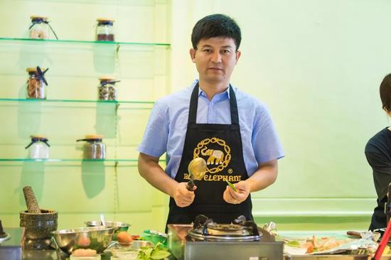 厉害了!在曼谷这家餐厅,竟然可以跟着泰王室御厨的女儿学做宫廷菜