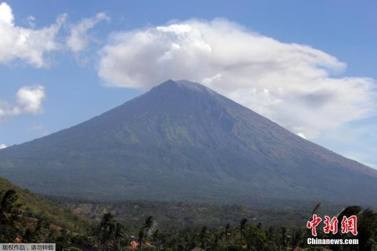 资料图：当地时间7月4日，印尼巴厘岛阿贡火山持续喷发，火山灰滚滚冲天。